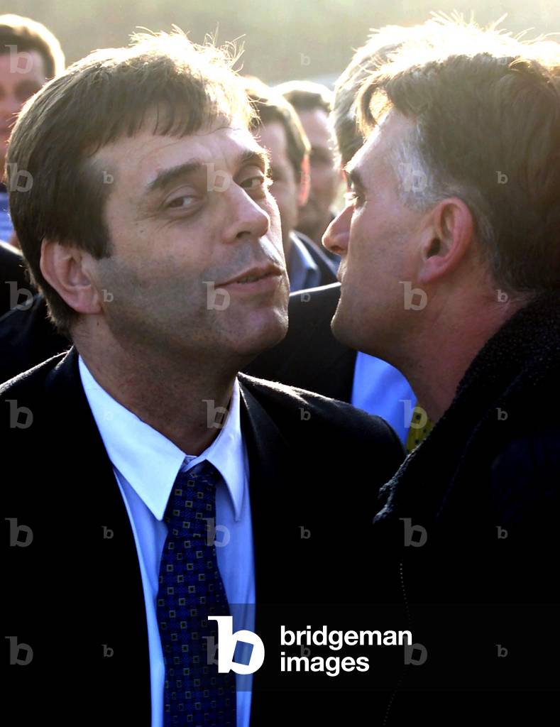 Image of DER JUGOSLAWISCHE PRÄSIDENT VOJISLAV KOSTUNICA WIRD VON EINEM