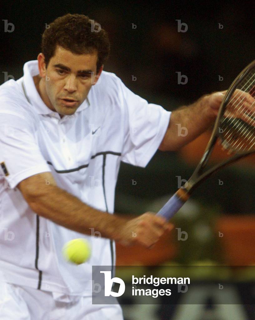 SAMPRAS OF THE U.S. RETURNS BALL TO RUSSIAN'S KAFELNIKOV AT ATP WORLD CHAMPIONSHIP IN HANOVER, 1998-11-24 (photo)