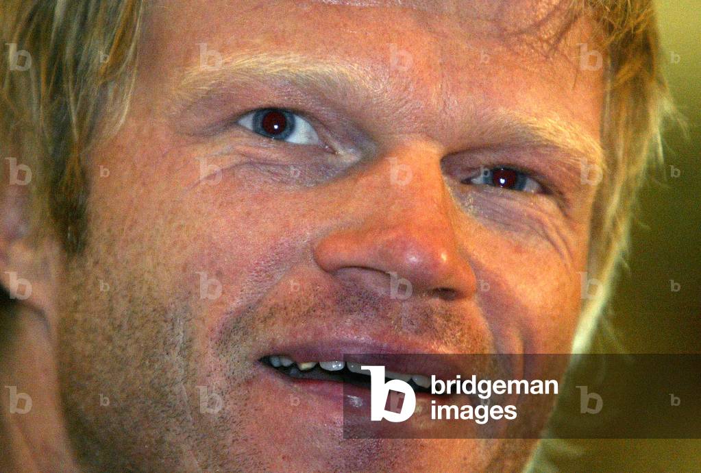 GERMAN TEAM CAPTAIN OLIVER KAHN SMILES DURING NEWS CONFERENCE IN
GLASGOW, 2003-06-09 (photo)