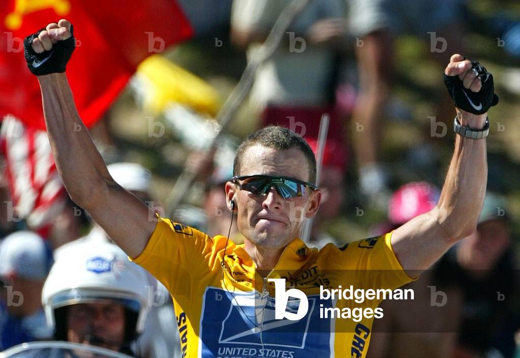 Image of US Postal team rider Lance Armstrong (R) of the USA