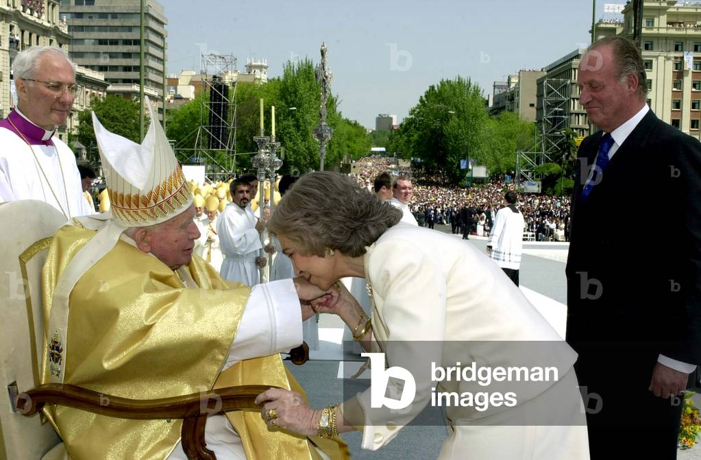 SPANISH QUEEN SOFIA KISSES THE HAND OF POPE JOHN PAUL II IN FRONT OF
SPANISH KING JUAN CARLOS AFTER A ..., 2003-05-04 (photo)