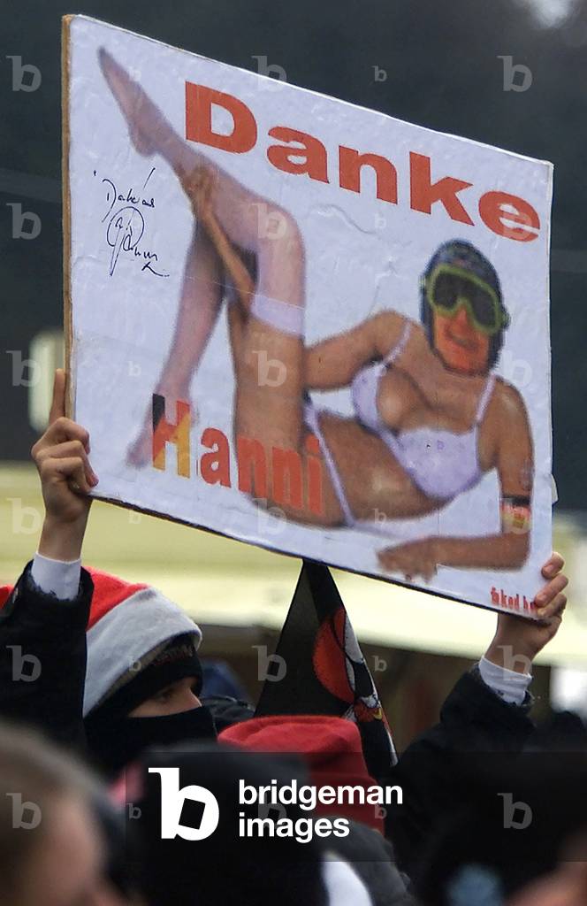 SUPPORTER HOLDS PLACARD OF HANNAWALD AT THE SKI JUMPING WORLD CUP IN
WILLINGEN, 2002-01-12 (photo)