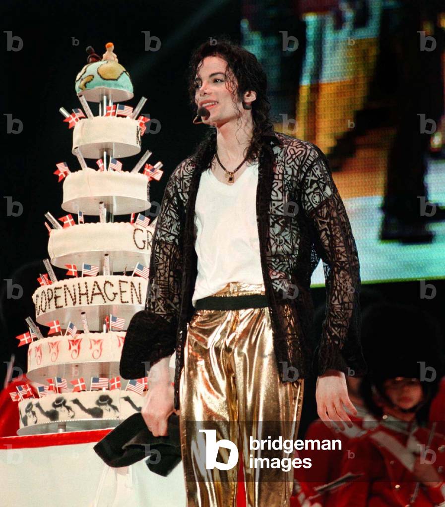 MICHAEL JACKSON CELEBRATES HIS BIRTHDAY ON STAGE IN COPENHAGEN, 1997-08-30 (photo)