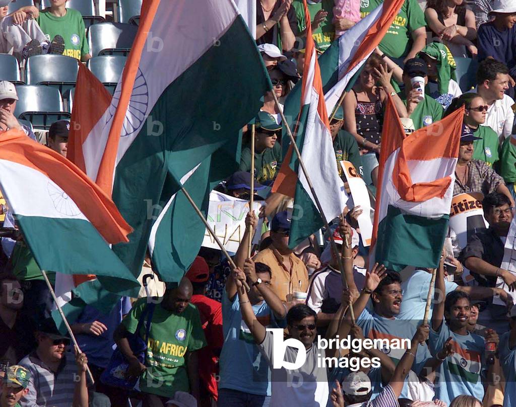 INDIA'S SUPPORTERS CHEER DURING A ONE DAY MATCH IN JOHANNESBURG, 2001-10-05 (photo)