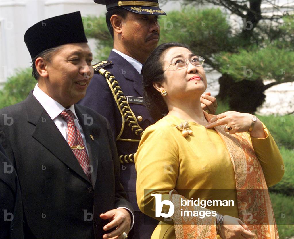 Image of INDONESIAN PRESIDENT MEGAWATI SUKARNOPUTRI WALKS WITH VICE