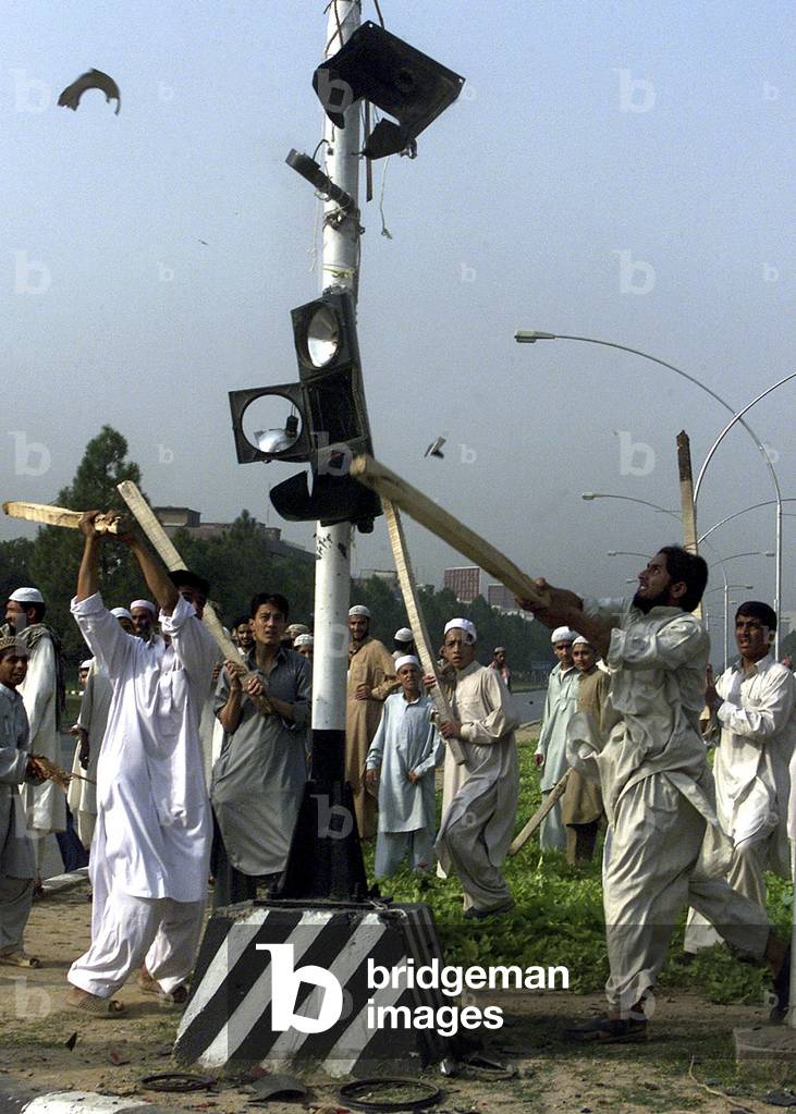 PAKISTANI PROTESTERS BREAK TRAFFIC SIGNALS DURING RAMPAGE IN ISLAMABAD, 2003-10-07 (photo)