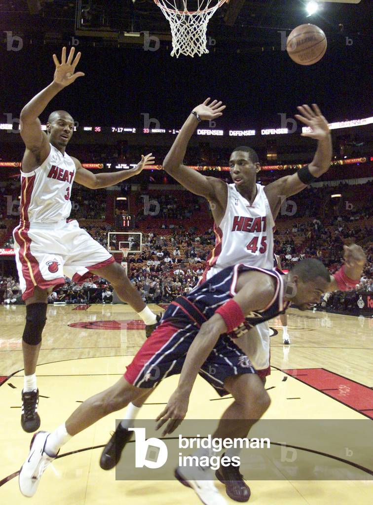 Image of HOUSTON ROCKETS MOBLEY SCORES OVER HEAT DEFENDERS IN MIAMI ...