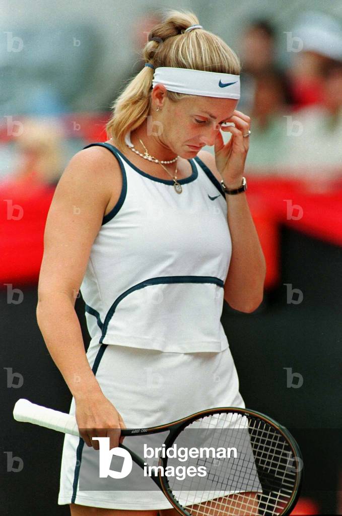 FRANCE'S MARY PIERCE REACTS TO MISSED SHOT DURING LOSS AT DUMAURIER OPEN IN MONTREAL, 1998-08-18 (photo)