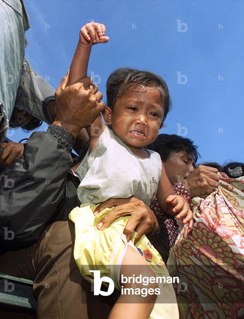 AN ETHNIC MADURESE CHILD CRIES DURING EVACUATION OUT OF SAMPIT, 2001-02-24 (photo)