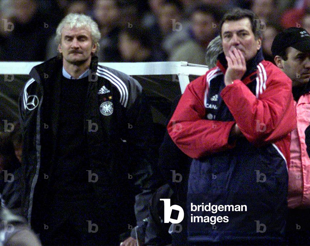 GERMAN COACH RUDI VOLLER AND FRENCH COACH ROGER LEMERRE WATCH FRIENDLY AGAINST GERMANY IN PARIS, 2001-02-27 (photo)