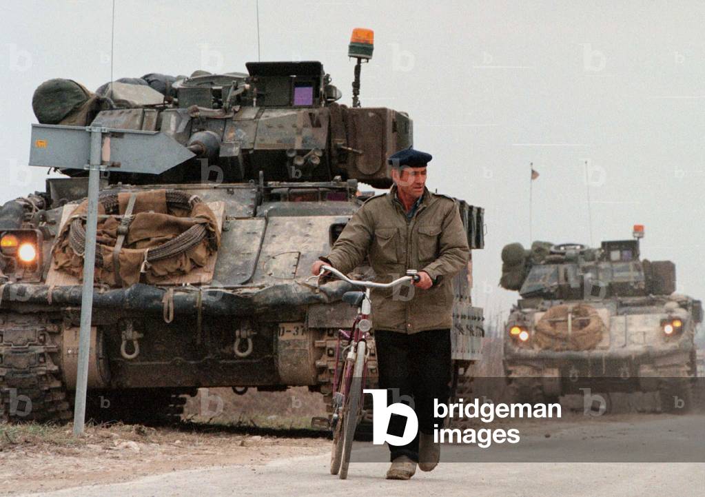 Pa Un Sacco Di Carri Armati In Movimento E Sparando Un Simbolo Di Militarismo Violenza - Foto 5