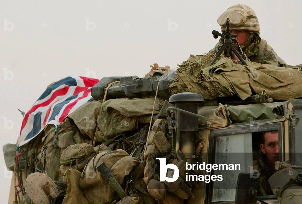 Image of BRITISH SOLDIER FROM 29 COMMANDO ROYAL ARTILLERY LIES BEHIND A