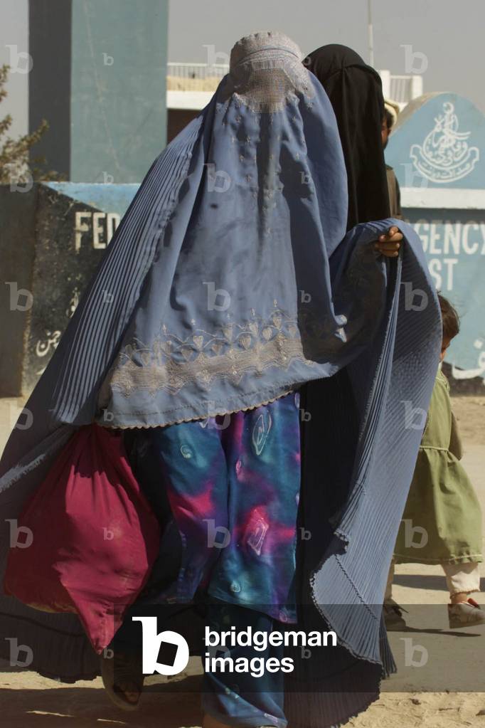 AN AFGHAN WOMEN REFUGEES CROSS INTO PAKISTAN AT THE CHAMAN BORDER, 2001-10-23 (photo)