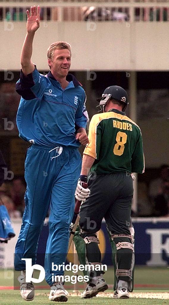 ENGLAND'S MULLALLY CELEBRATES TAKING THE WICKET OF RHODES AT EDGBASTON, 1998-08-18 (photo)