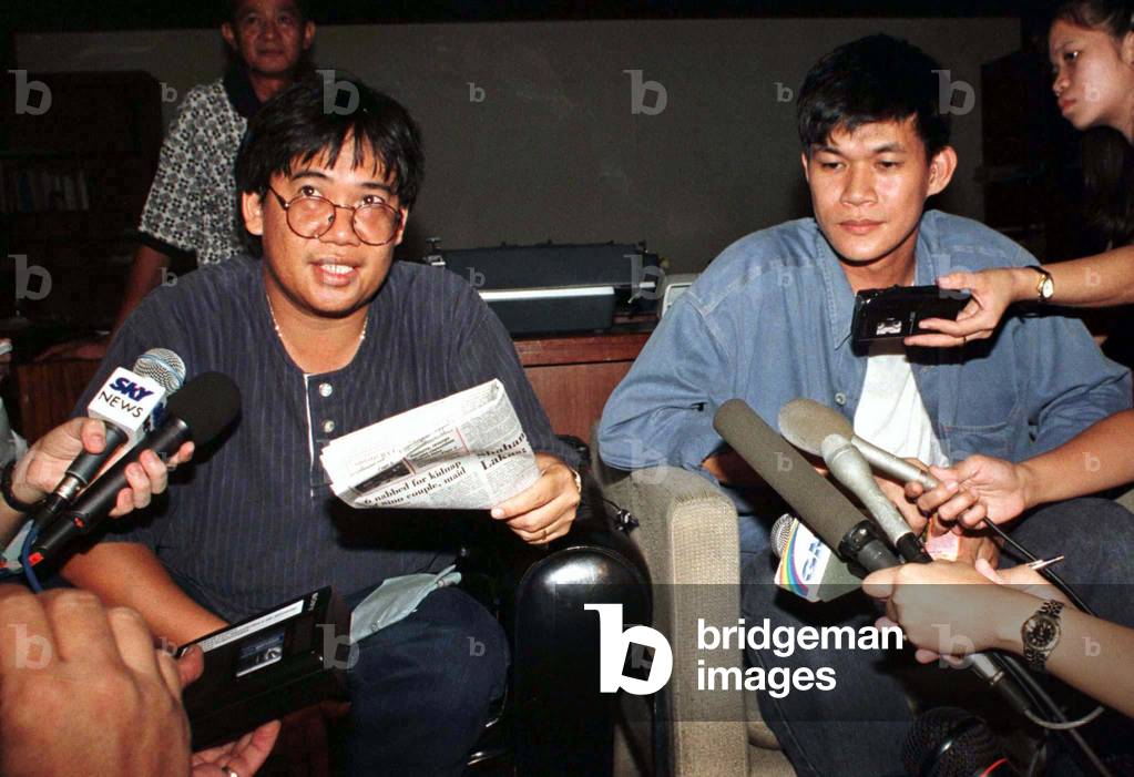 Image of GEOLOGIST AND MINING ENGINEER ANSWER QUESTIONS IN MANILA, 1997 ...