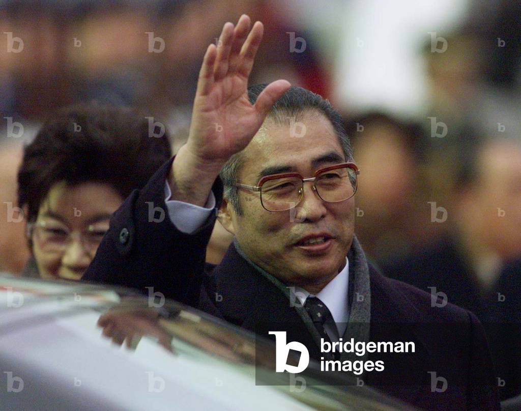 Image of JAPANESE PRIME MINISTER KEIZO OBUCHI AND HIS WIFE ARRIVE IN