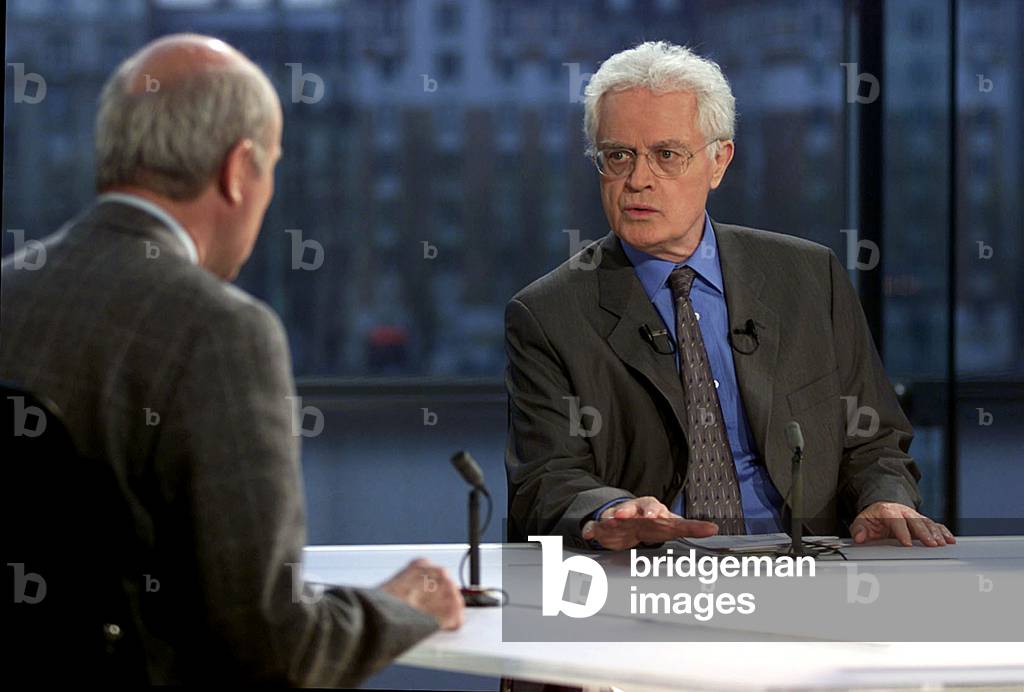 Image of French Prime Minister Lionel Jospin makes a point during a