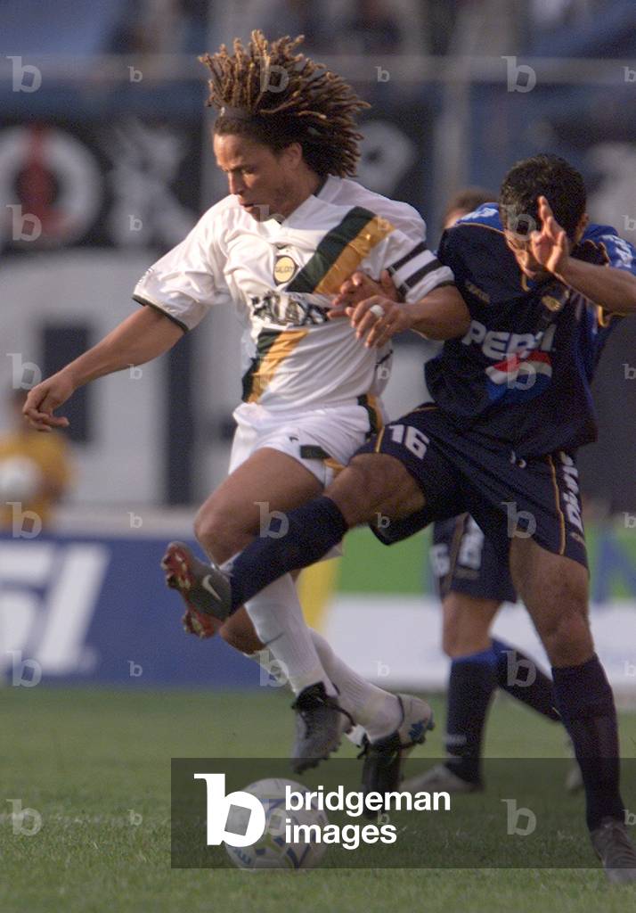 GALAXY'S JONES COMPETES WITH MOTAGUA'S CASTRO FOR THE BALL, 2003-03-16 (photo)