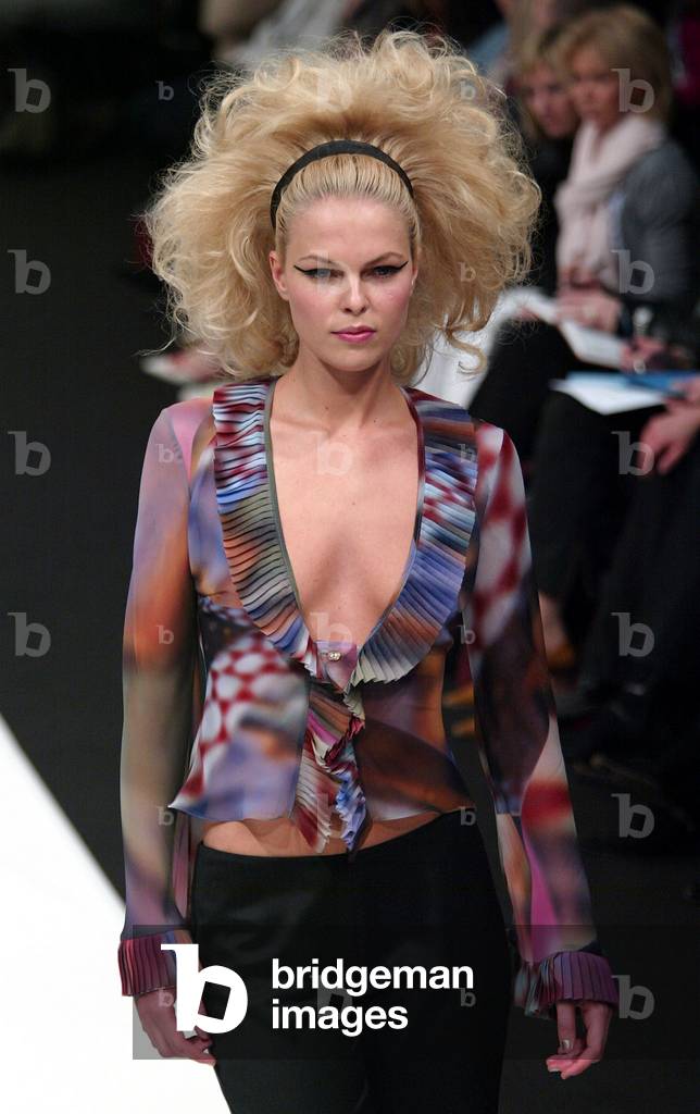 A MODEL DISPLAYS AN OUTFIT BY FASHION DESIGNER BEN DE LISI DURING HIS
AUTUMN/WINTER 2003 SHOW AT LONDON ..., 2003-02-16 (photo)