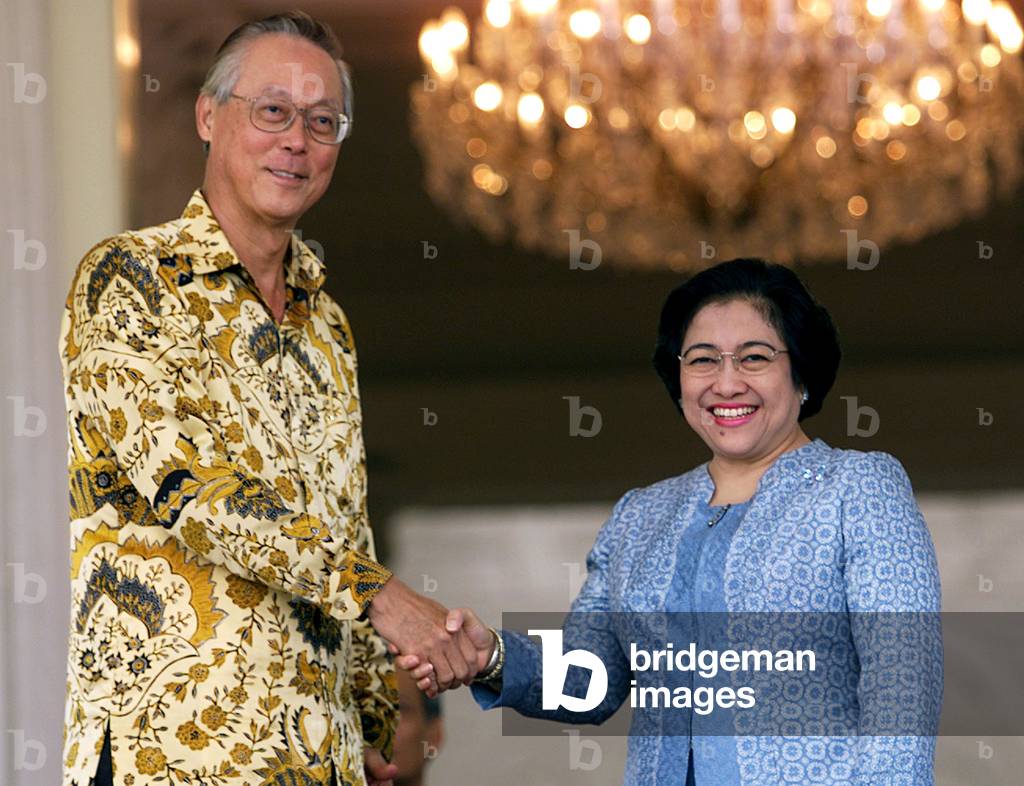 Image of INDONESIAN PRESIDENT MEGAWATI SUKARNOPUTRI GREETS SINGAPORE PRIME  MINISTER GOH CHOK TONG