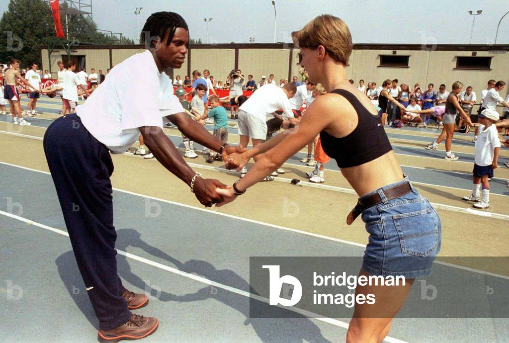 Former World and Olympics champion Carl Lewis (L) gives a master class to some of Belgium's future s.., 1997-08-20 (photo)