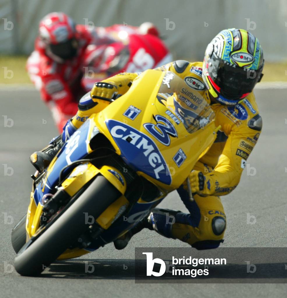 ITALY'S BIAGGI STEERS HIS HONDA AHEAD OF CAPIROSSI AT MOTOGP IN SUZUKA,
JAPAN, 2003-04-06 (photo)