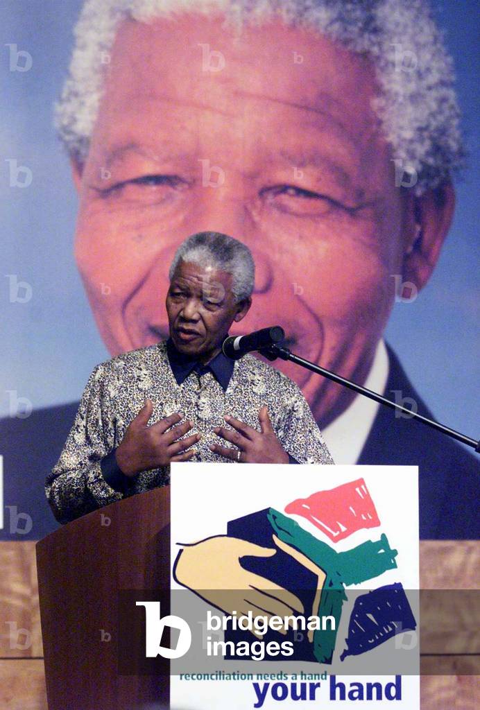 Image of SOUTH AFRICAN PRESIDENT NELSON MANDELA DELIVERS A SPEECH AFTER ...