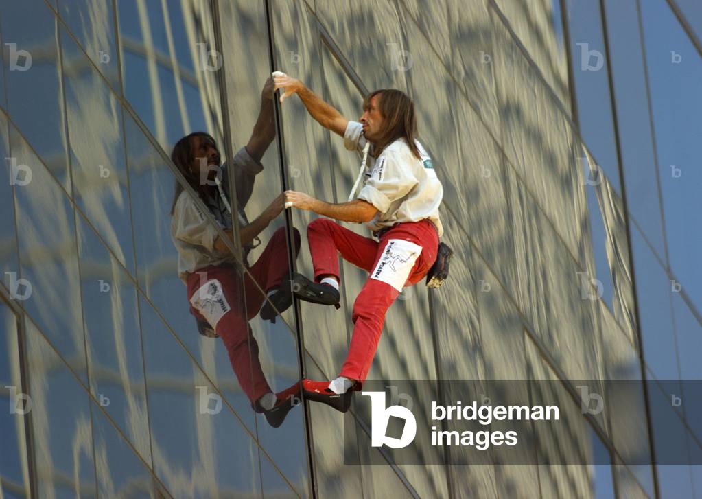 Image of FRENCH FREE CLIMBER ALAIN ROBERT ASCENDS TOWER BLOCK IN