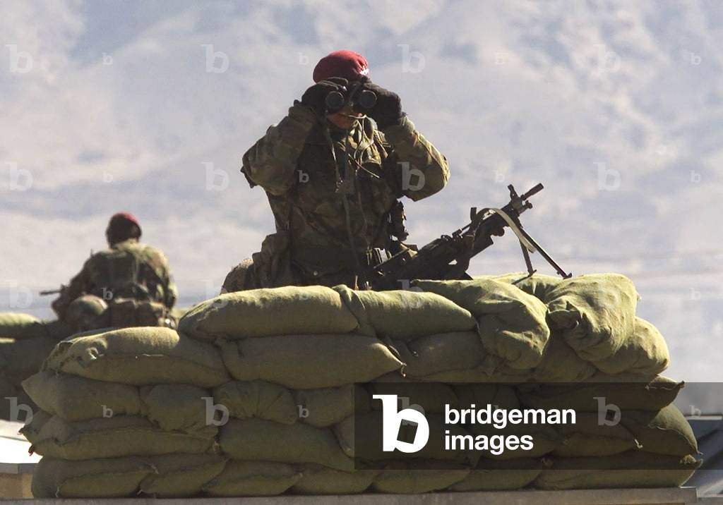 BRITISH PARATROOPERS WATCHES FROM POSITION IN WESTERN KABUL, 2002-01-28 (photo)