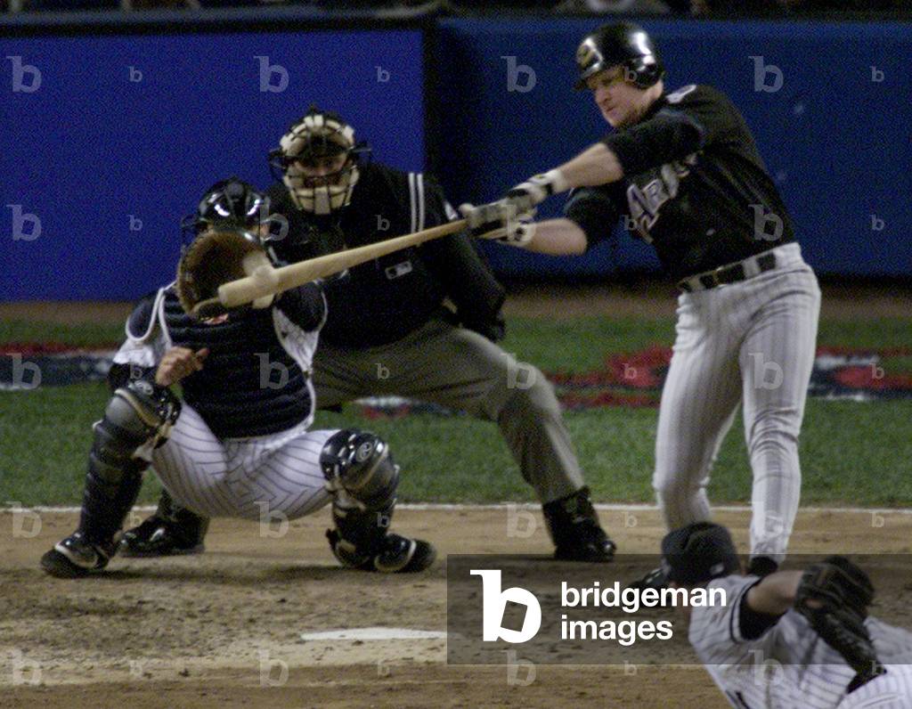 DIAMONDBACKS WILLIAMS HITS RBI SACRIFICE FLY IN 4TH INNING, 2001-10-30 (photo)
