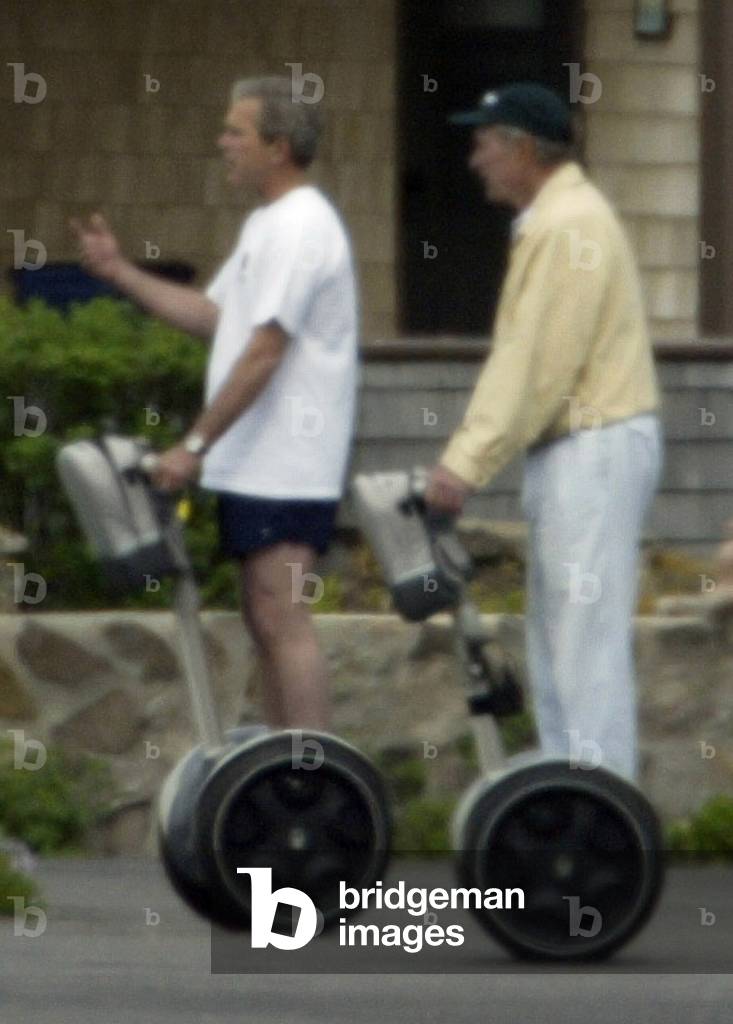 George W. Bush Se Cae Del Segway Press Conference By The President