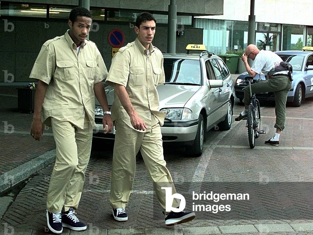 FRENCH SOCCER TEAM MEMBERS OUTSIDE HOTEL IN HELSINKI, 1998-06-04 (photo)