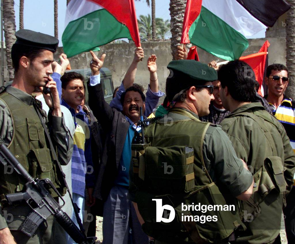 Image of ISRAELI SOLDIERS AND PALESTINIAN DEMONSTRATORS AT GUOSH KITIF ...