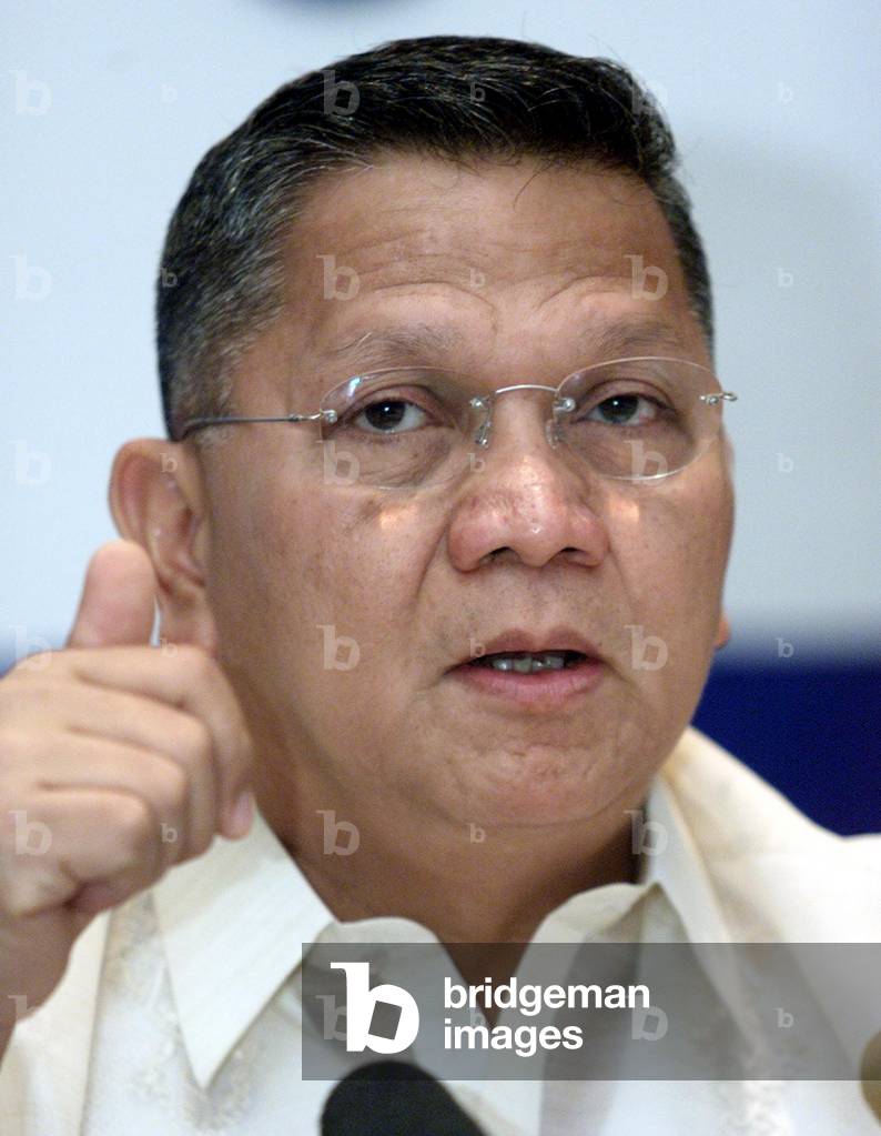 Image of Philippine Defense Secretary Angelo Reyes gives a thumbs-up ...