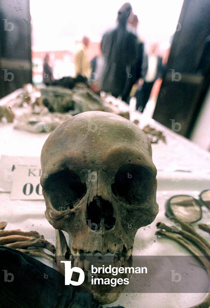 BOSNIAN MUSLIMS TRY TO IDENTIFY THEIR RELATIVES EXHUMED FROM A MASS GRAVE, 2001-04-06 (photo)