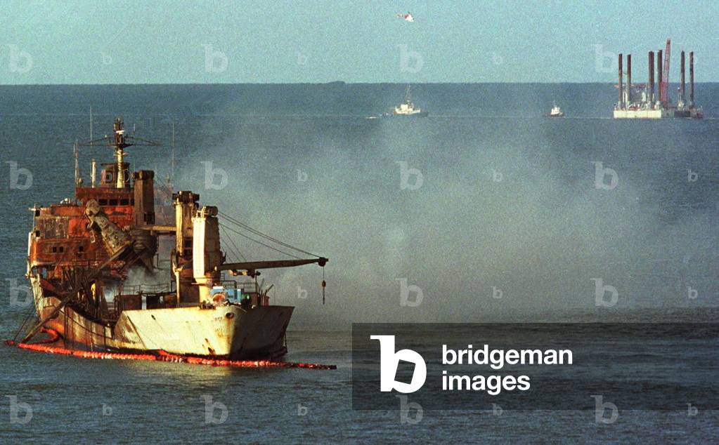 THE WRECKED FREIGHTER PALLAS ON THE NORTH SEA, 1998-11-18 (photo)