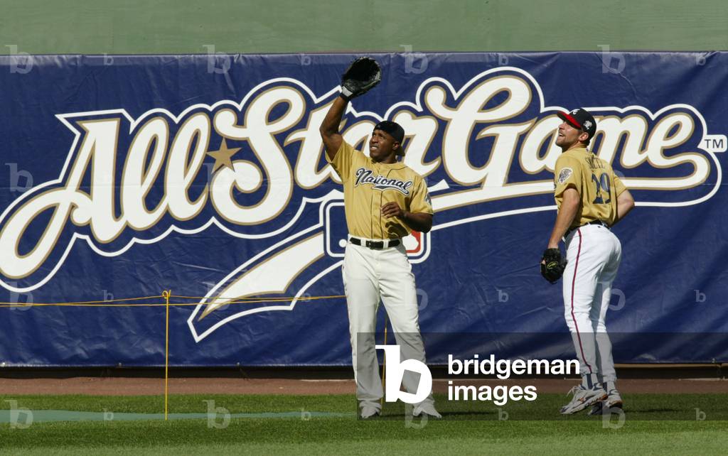 BARRY BONDS AND JOHN SMOLTZ SHAG BALLS AT ALL STAR GAME, 2002-07-09 (photo)