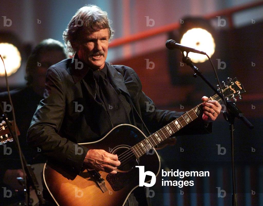 Image of Le chanteur Kris Kristofferson interprète une chanson lors d