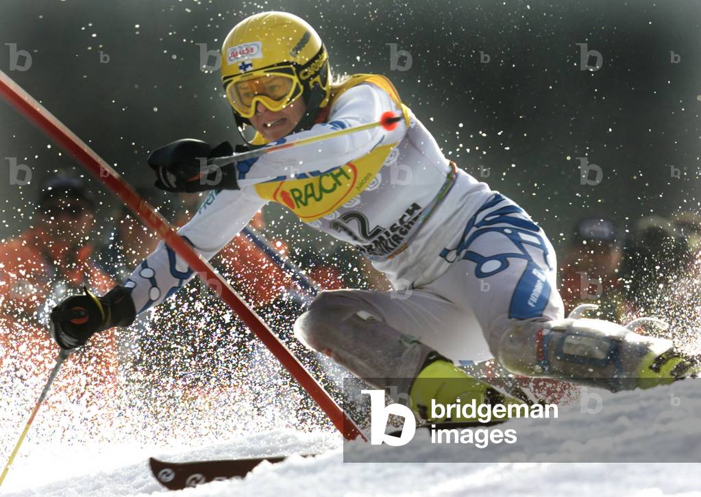 Image of HENNA RAITA FROM FINNLAND PUSHES A POLE DURING THE FIRST