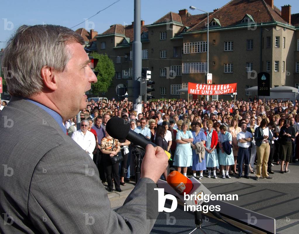 BETRIEBSVERSAMMLUNG VOR DER WIENER GEBIETSKRANKENKASSE, 2003-05-06 (photo)