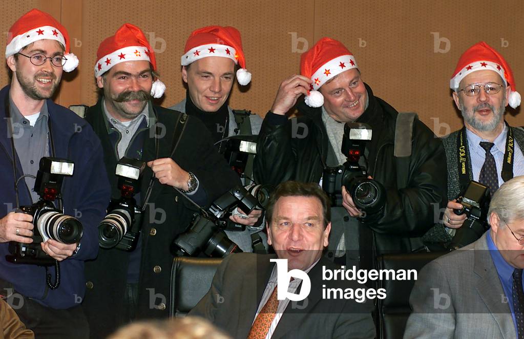 NEWS PHOTOGRAPHERS GATHER BEHIND GERMAN CHANCELLOR GERHARD SCHROEDER
DURING CABINET MEETING IN BERLIN, 2001-12-19 (photo)