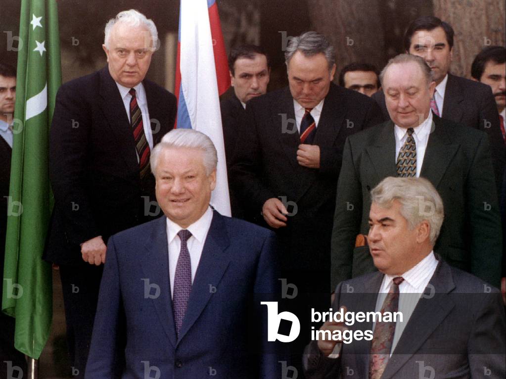 Image of Russian President Boris Yeltsin (C) and Turkmenistan