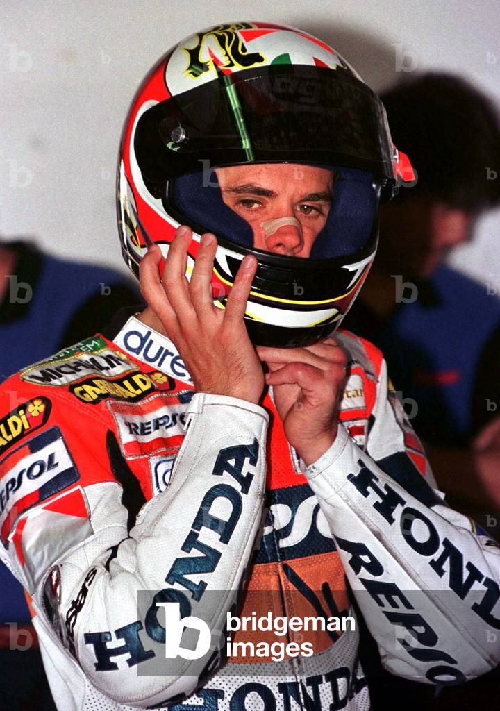 Image of Alex Criville of Spain adjusts his helmet prior the second