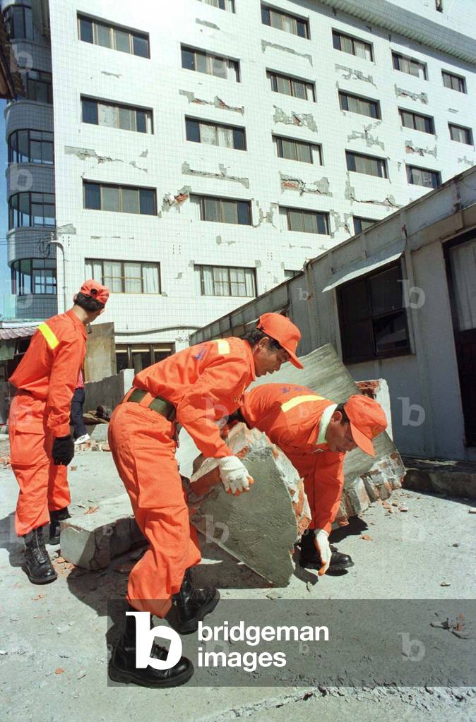 RESCUE WORKERS TRY TO CLEAR A COLLAPSED WALL IN CHIAYI, 1998-07-18 (photo)