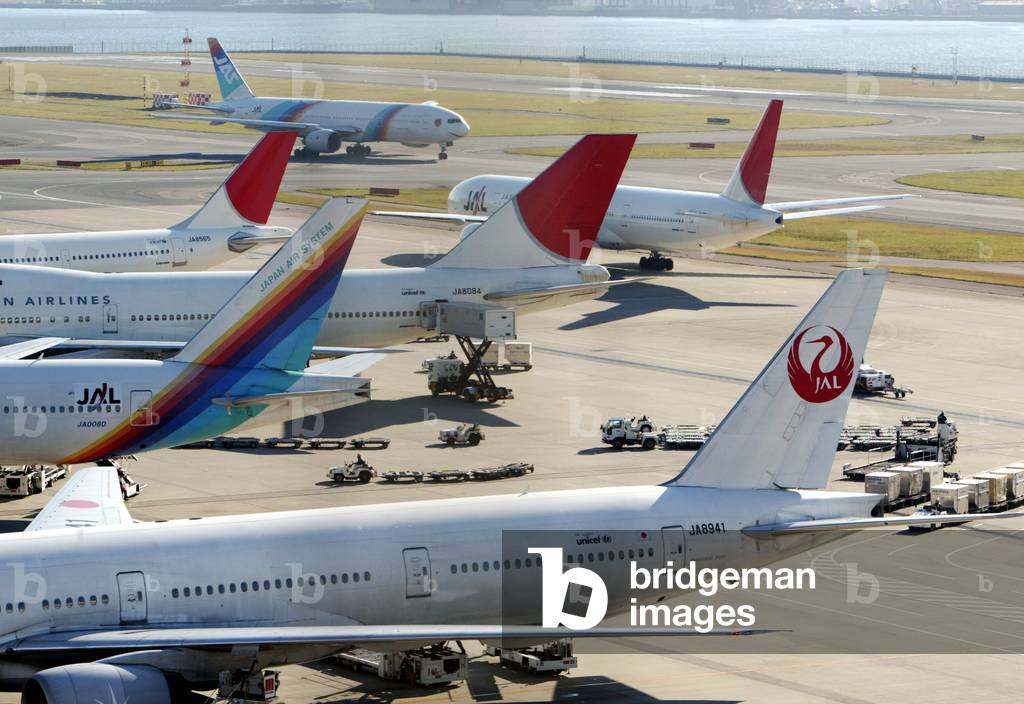 Image of FLUGZEUGE VON JAPANESE AIRLINES PARKEN AM FLUGHAFEN HANEDA IN