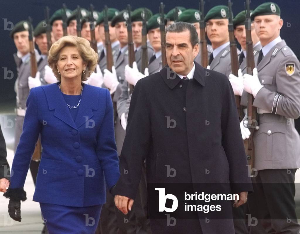 CHILEAN PRESIDENT EDUARDO FREI RUIZ-TAGLE AND HIS WIFE MARTA LARRAECHEA PASS HONOR GUARD IN BERLIN, 1999-04-15