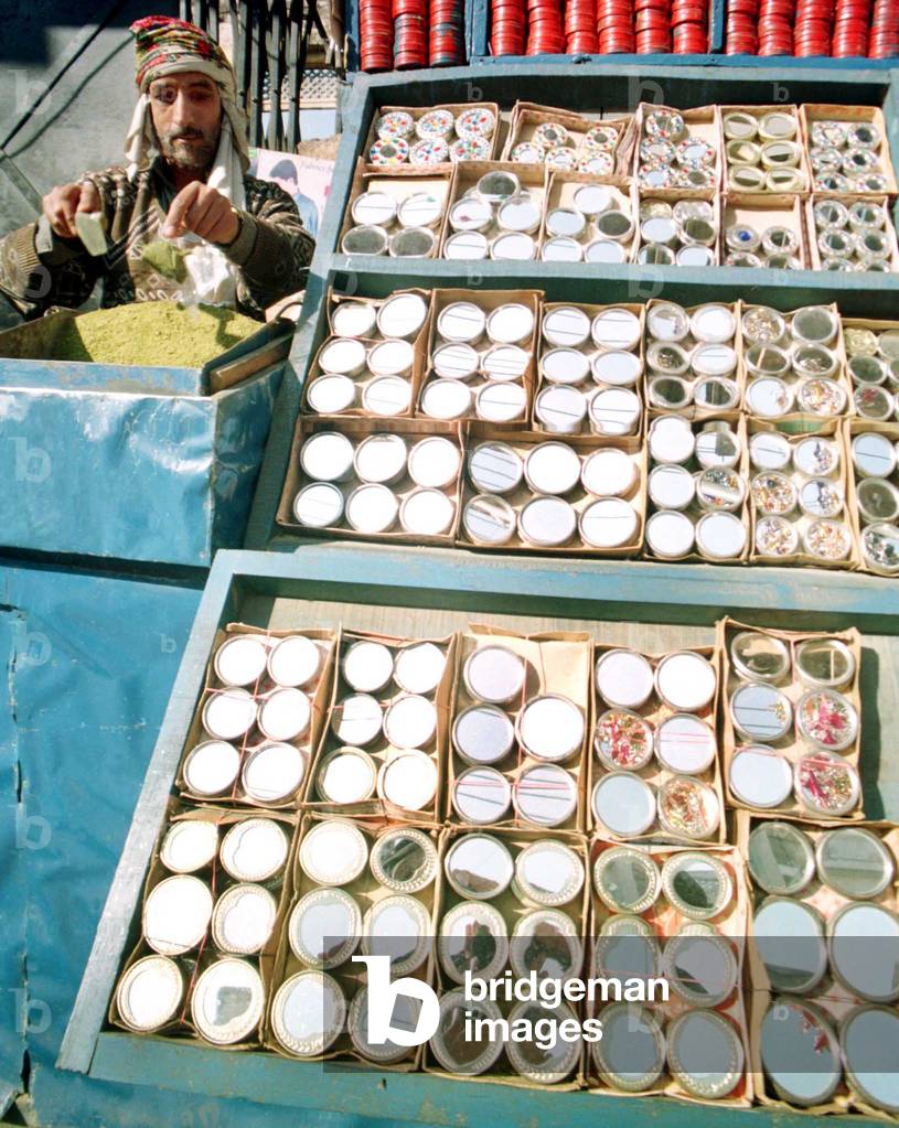 pakistani chewing tobacco 图像A PAKISTANI MAN SELLS CHEWING TOBACCO IN RAWALPINDI, 2002-02-11 (photo)