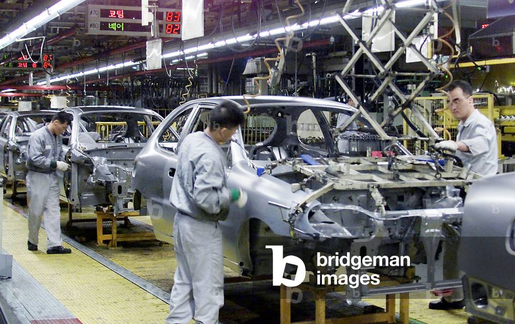 Image of Employees from Daewoo Motors work at an assembly line for