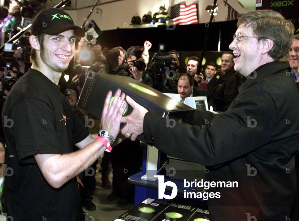 BILL GATES SELLS THE FIRST XBOX IN NEW YORK CITY, 2001-11-15 (photo)