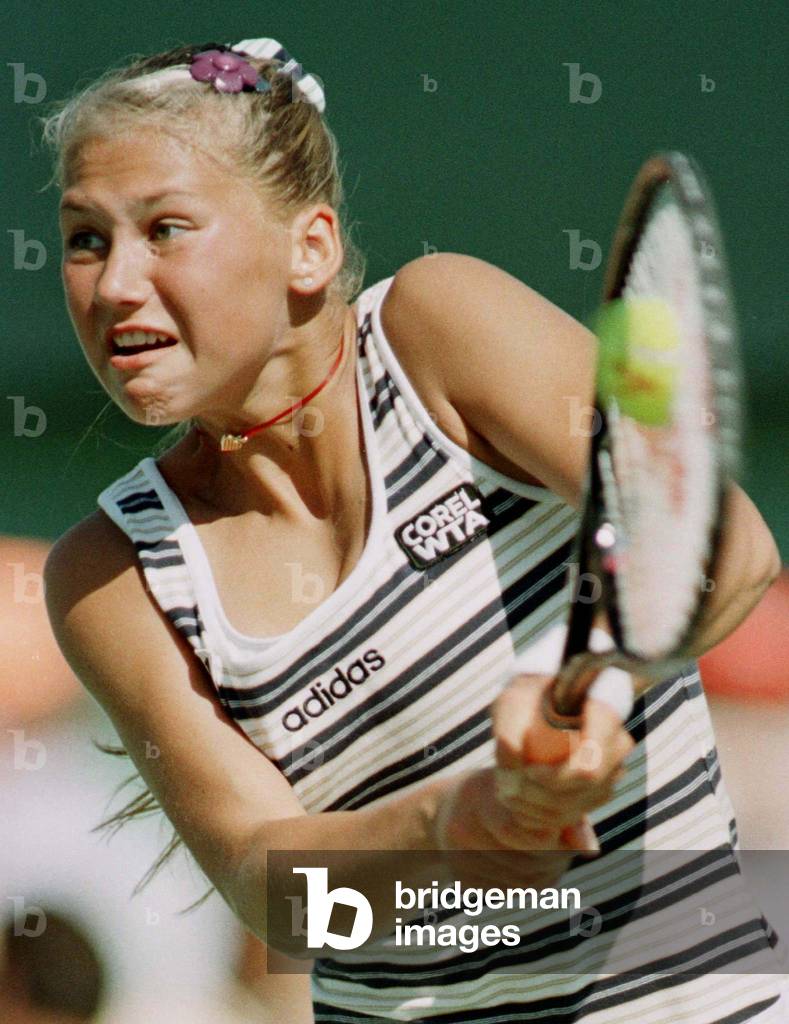 RUSSIAN KOURNIKOVA RETURNS BALL TO DAVENPORT OF US AT LIPTON, 1998-03-25 (photo)